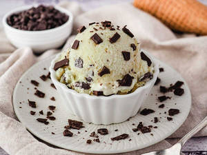 Vanilla Choco Chips Ice Cream