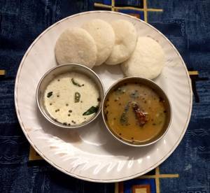 Idli With Sambhar And Chutney [12 Pieces]