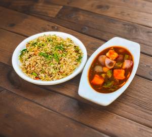 Veg noodles with chilli paneer gravy [half]