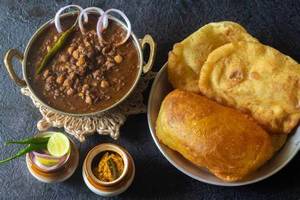 Special Chole Bhature [4 Pieces]