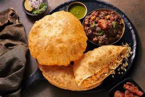 Paneer Chole Bhature [2 Pieces]