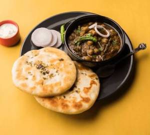 Onion Kulcha + Pindi Chole (Maida)