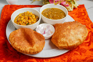 Poori Chole (1 Plate, 2 pcs)