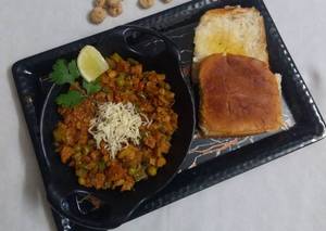 Pav with  Soya Bhurji