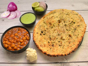 Gobi Payaz Kulcha With Chole
