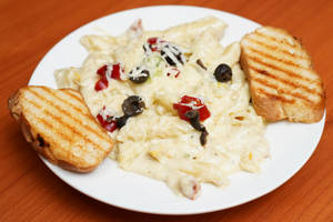 Alfredo Cream Souce Pasta With Garlic Breads