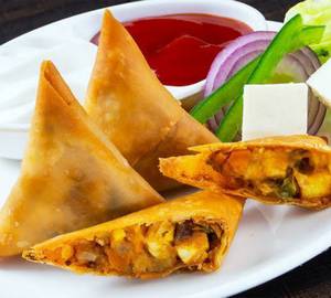 Paneer Samosa [4 Pieces] With Tomato Ketchup