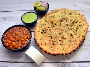 Paneer Kulcha With Chole