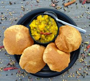 Poori Chole [4 Pieces]