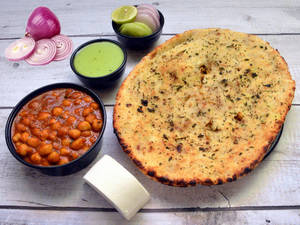 Paneer Payaz Kulcha With Chole