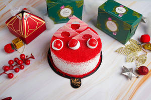 Red Velvet Strawberry Cake [500gms]