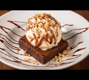 Hot Chocolate Brownie  Ice Cream With Dry Fruit Toping(2 Scoops Ice Cream And Brownie)