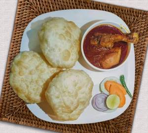 4pis luchi and 2 pis chicken kosha with 1 pis aloo