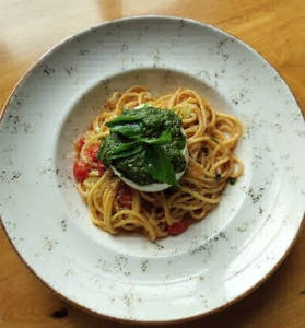 Spaghetti Tomato & Pesto Burrata