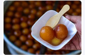 Naram Garam Gulab Jamun (2 Pieces)