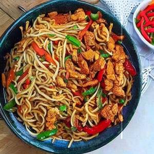 Chicken noodles with chilli chicken