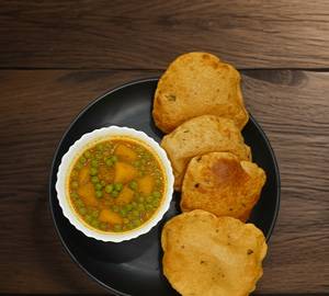 Aloo Matar with 4 Masala Poori