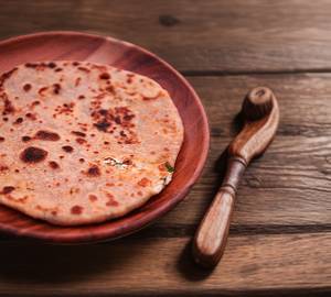 2 paneer paratha with chutney and achar