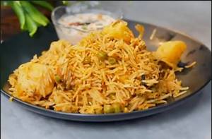 Matar pulao + curd + pickle