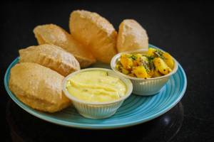 Shrikhand With 5 Poori