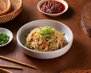 Veg Hakka noodles (small)
