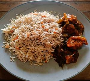 Veg Fried Rice + Chilli Chicken (4Pcs)