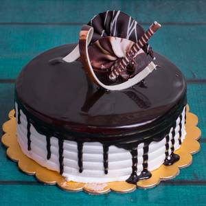 Cream chocolate cake