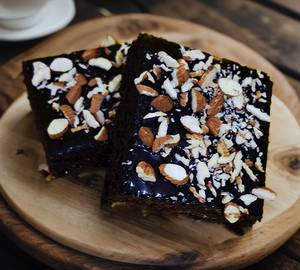 Roasted almond brownie