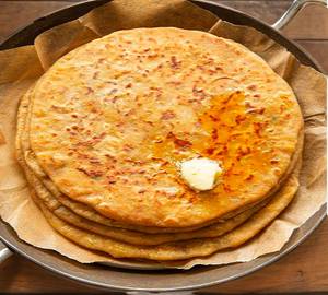Aloo paratha with pickle
