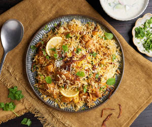 Hyderabadi Chicken Dum Biryani (complimentary Raita)