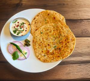Paneer Paratha With Pickle