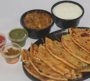 Aloo Paratha With Chutney Cut In 2 Pcs