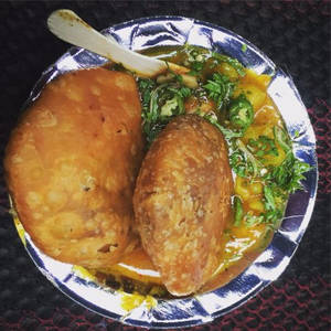 2 Piece Khasta Kachori With Aaloo Sabji