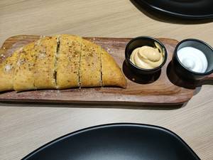 Stuff Garlic Bread With 2 Cheese Dip