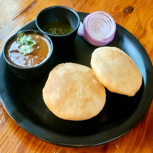 Kachori Ghugni (2 pcs)
