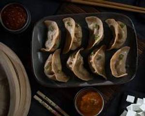 Veg steamed momos [8 pieces]