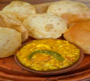 Luchi ] 4 pieces] with cholar daal