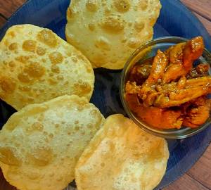 Poori [4 pieces] with chicken curry [3 pieces]