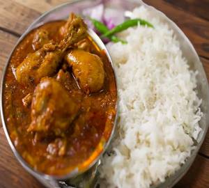 Basmati steamed rice with chicken curry [3 pieces]