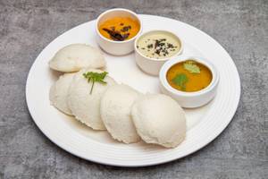 Idli [4 pieces] with sambar and chutney