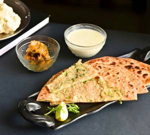 Gobhi paratha combo