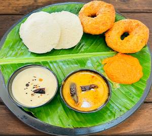 Idli (2) + vada (2)