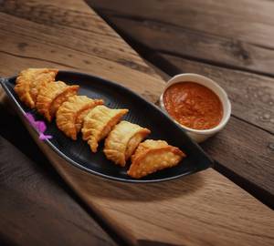 Veg Kurkure Momos [8 Pieces]