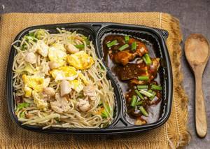 Egg Chicken Hakka Noodles & Chilli Chicken (3 Pieces)