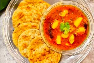Luchi 8 Pcs With Aloo Chachori