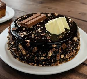 Special chocolate crunchi kitkat cake
