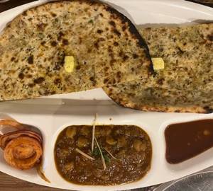 Haveli Special Kulcha With Chana [1 Piece]