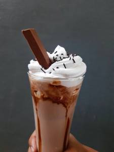 Kitkat shake with ice cream