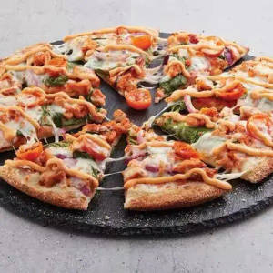 Chicken peri peri pizza