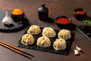 Big & Juicy Steamed Non Veg Momo's (8 Pcs)
